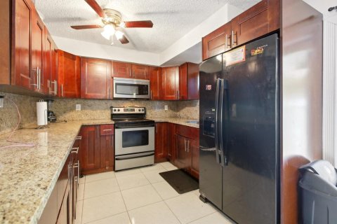 House in Pompano Beach, Florida 4 bedrooms, 138.05 sq.m. № 2083570 - photo 7