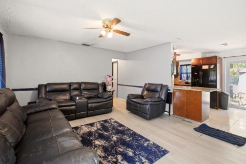 House in Pompano Beach, Florida 4 bedrooms, 138.05 sq.m. № 2083570 - photo 8
