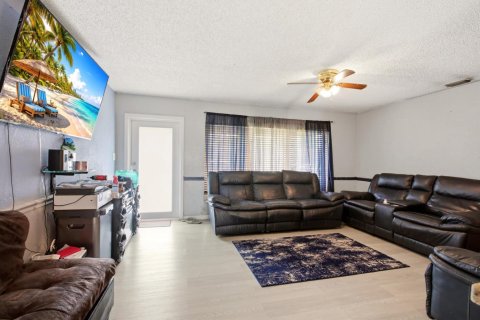 House in Pompano Beach, Florida 4 bedrooms, 138.05 sq.m. № 2083570 - photo 9