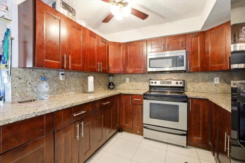 House in Pompano Beach, Florida 4 bedrooms, 138.05 sq.m. № 2083570 - photo 6
