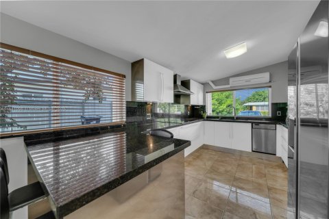 Купить виллу или дом в Майами, Флорида 5 спален, 175.68м2, № 1832281 - фото 6
