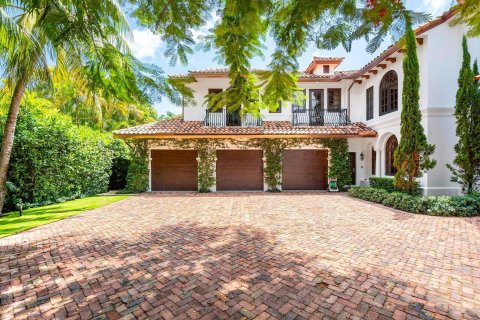 House in Lantana, Florida 5 bedrooms, 557.41 sq.m. № 2158202 - photo 2