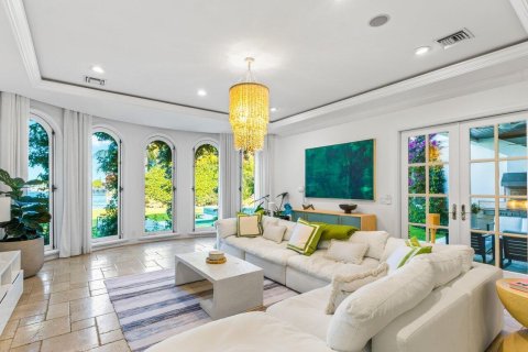 House in Lantana, Florida 5 bedrooms, 557.41 sq.m. № 2158202 - photo 15