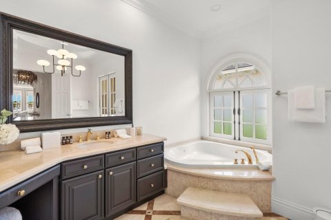House in Lantana, Florida 5 bedrooms, 557.41 sq.m. № 2158202 - photo 28