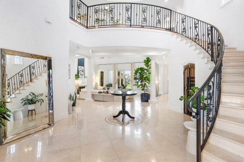 House in Lantana, Florida 5 bedrooms, 557.41 sq.m. № 2158202 - photo 4