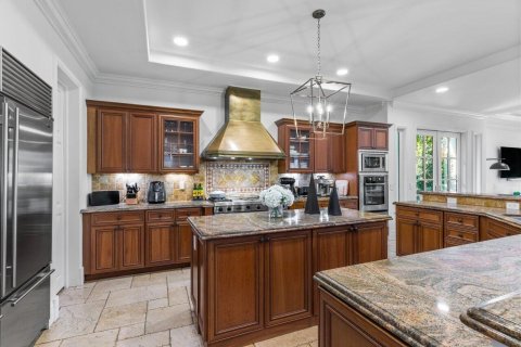 House in Lantana, Florida 5 bedrooms, 557.41 sq.m. № 2158202 - photo 14