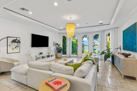 House in Lantana, Florida 5 bedrooms, 557.41 sq.m. № 2158202 - photo 17
