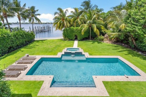 House in Lantana, Florida 5 bedrooms, 557.41 sq.m. № 2158202 - photo 25