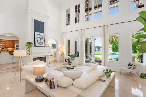 House in Lantana, Florida 5 bedrooms, 557.41 sq.m. № 2158202 - photo 7