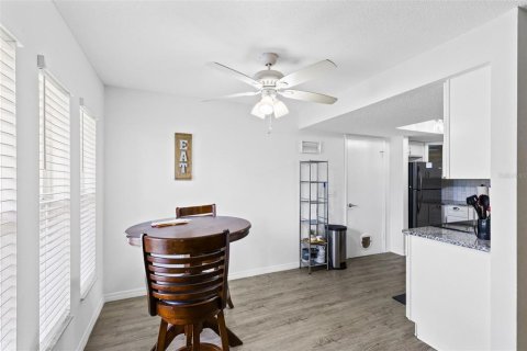 Commercial property in Orlando, Florida 4 bedrooms, 191.01 sq.m. № 2114164 - photo 8