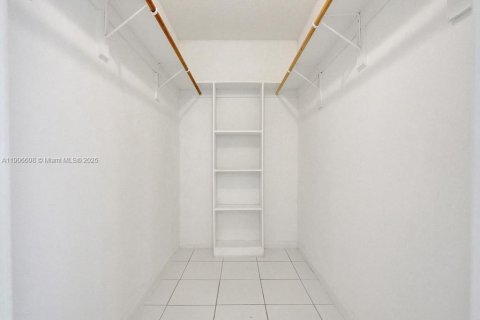 Снять в аренду виллу или дом в Холливуд, Флорида 3 спальни, 132.76м2, № 1963197 - фото 11