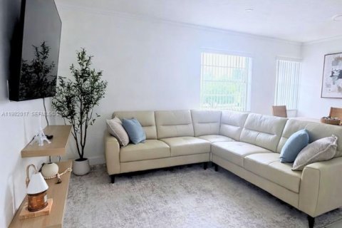 Снять в аренду кондоминиум в Майами, Флорида 2 спальни, 75.44м2, № 2045530 - фото 3