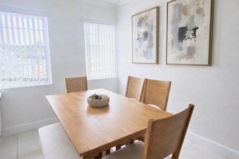 Снять в аренду кондоминиум в Майами, Флорида 2 спальни, 75.44м2, № 2045530 - фото 4