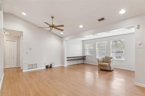 House in Orlando, Florida 4 bedrooms, 130.06 sq.m. № 1656612 - photo 4