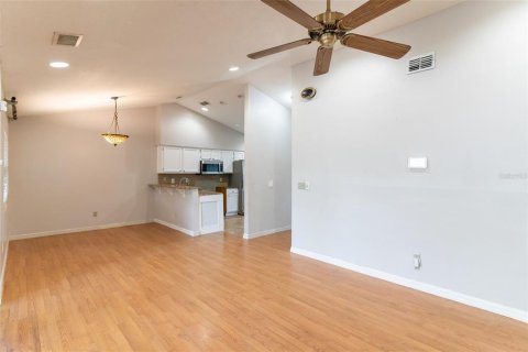 House in Orlando, Florida 4 bedrooms, 130.06 sq.m. № 1656612 - photo 6