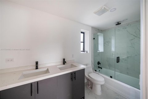 Casa en venta en Bal Harbour, Florida, 4 dormitorios, 225.2 m2 № 2034728 - foto 22