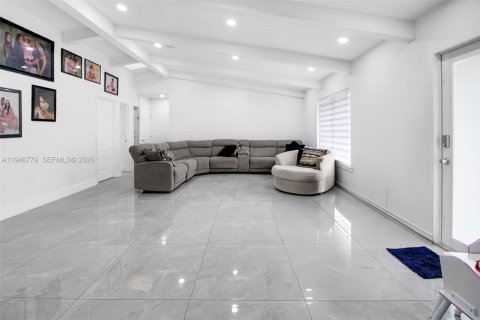 Casa en venta en Cutler Bay, Florida, 4 dormitorios, 245.82 m2 № 2002930 - foto 2
