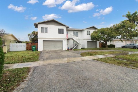 Casa en Cutler Bay, Florida 4 dormitorios, 245.82 m2 № 2002930