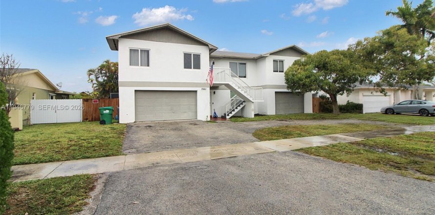 Casa en Cutler Bay, Florida 4 dormitorios, 245.82 m2 № 2002930