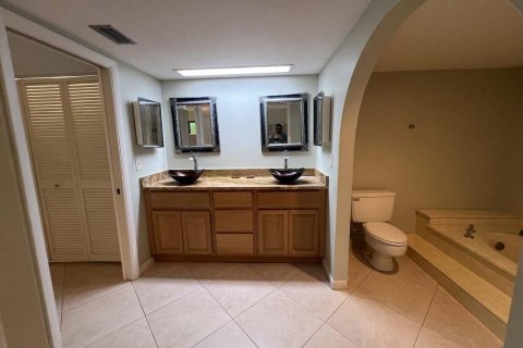 Condo in West Palm Beach, Florida, 3 bedrooms № 2172632 - photo 10