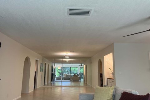 Condo in West Palm Beach, Florida, 3 bedrooms № 2172632 - photo 4