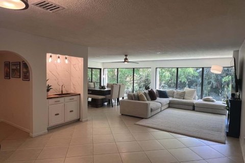 Condo in West Palm Beach, Florida, 3 bedrooms № 2172632 - photo 2