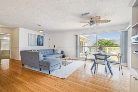 House in Gibsonton, Florida 3 bedrooms, 178.56 sq.m. № 2259384 - photo 12