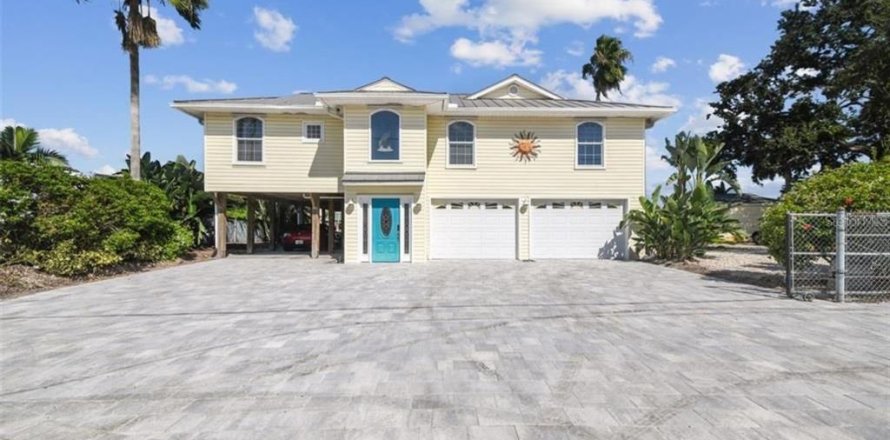 House in Gibsonton, Florida 3 bedrooms, 178.56 sq.m. № 2259384