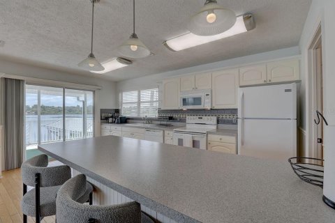 House in Gibsonton, Florida 3 bedrooms, 178.56 sq.m. № 2259384 - photo 8