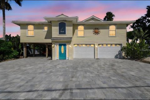 House in Gibsonton, Florida 3 bedrooms, 178.56 sq.m. № 2259384 - photo 2