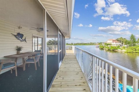 House in Gibsonton, Florida 3 bedrooms, 178.56 sq.m. № 2259384 - photo 24