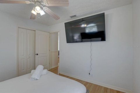 House in Gibsonton, Florida 3 bedrooms, 178.56 sq.m. № 2259384 - photo 17