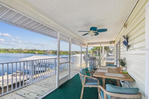 House in Gibsonton, Florida 3 bedrooms, 178.56 sq.m. № 2259384 - photo 25