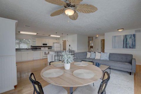 House in Gibsonton, Florida 3 bedrooms, 178.56 sq.m. № 2259384 - photo 5