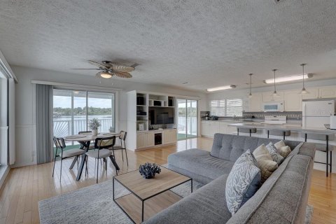 House in Gibsonton, Florida 3 bedrooms, 178.56 sq.m. № 2259384 - photo 4