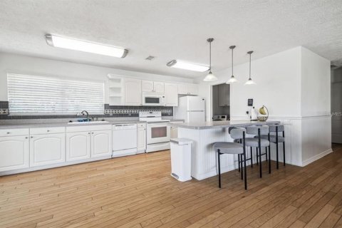House in Gibsonton, Florida 3 bedrooms, 178.56 sq.m. № 2259384 - photo 7
