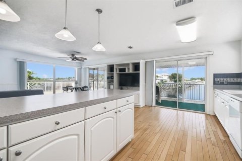 House in Gibsonton, Florida 3 bedrooms, 178.56 sq.m. № 2259384 - photo 10
