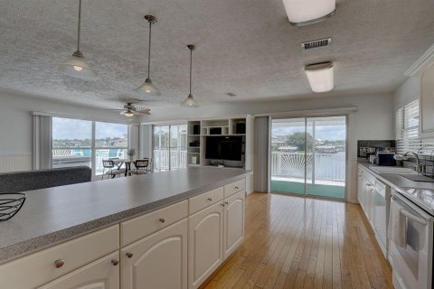 House in Gibsonton, Florida 3 bedrooms, 178.56 sq.m. № 2259384 - photo 9