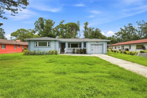House in Saint Petersburg, Florida 3 bedrooms, 133.78 sq.m. № 2273081 - photo 2