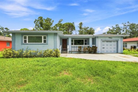 House in Saint Petersburg, Florida 3 bedrooms, 133.78 sq.m. № 2273081