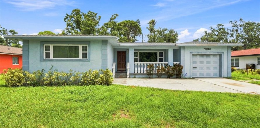 House in Saint Petersburg, Florida 3 bedrooms, 133.78 sq.m. № 2273081