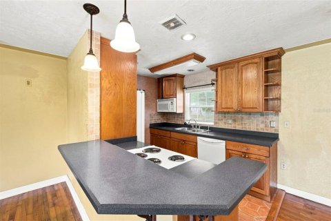 House in Saint Petersburg, Florida 3 bedrooms, 133.78 sq.m. № 2273081 - photo 8