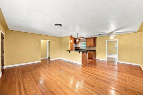 House in Saint Petersburg, Florida 3 bedrooms, 133.78 sq.m. № 2273081 - photo 5