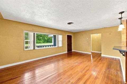 House in Saint Petersburg, Florida 3 bedrooms, 133.78 sq.m. № 2273081 - photo 3