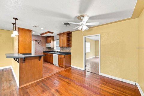 House in Saint Petersburg, Florida 3 bedrooms, 133.78 sq.m. № 2273081 - photo 6