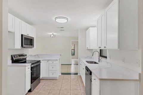 House in Sarasota, Florida 3 bedrooms, 178.47 sq.m. № 1816176 - photo 15