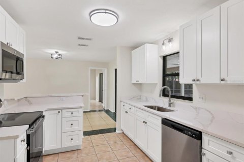House in Sarasota, Florida 3 bedrooms, 178.47 sq.m. № 1816176 - photo 16