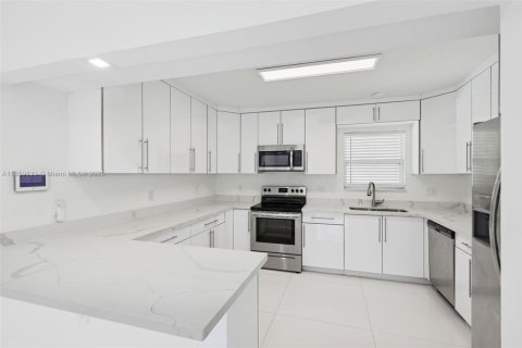 Casa en venta en North Miami, Florida, 4 dormitorios № 1893273 - foto 11