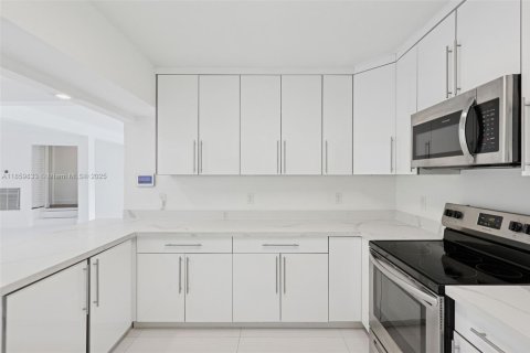 Casa en venta en North Miami, Florida, 4 dormitorios № 1893273 - foto 13