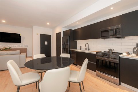 Condo in Miami, Florida, 2 bedrooms  № 1960776 - photo 11